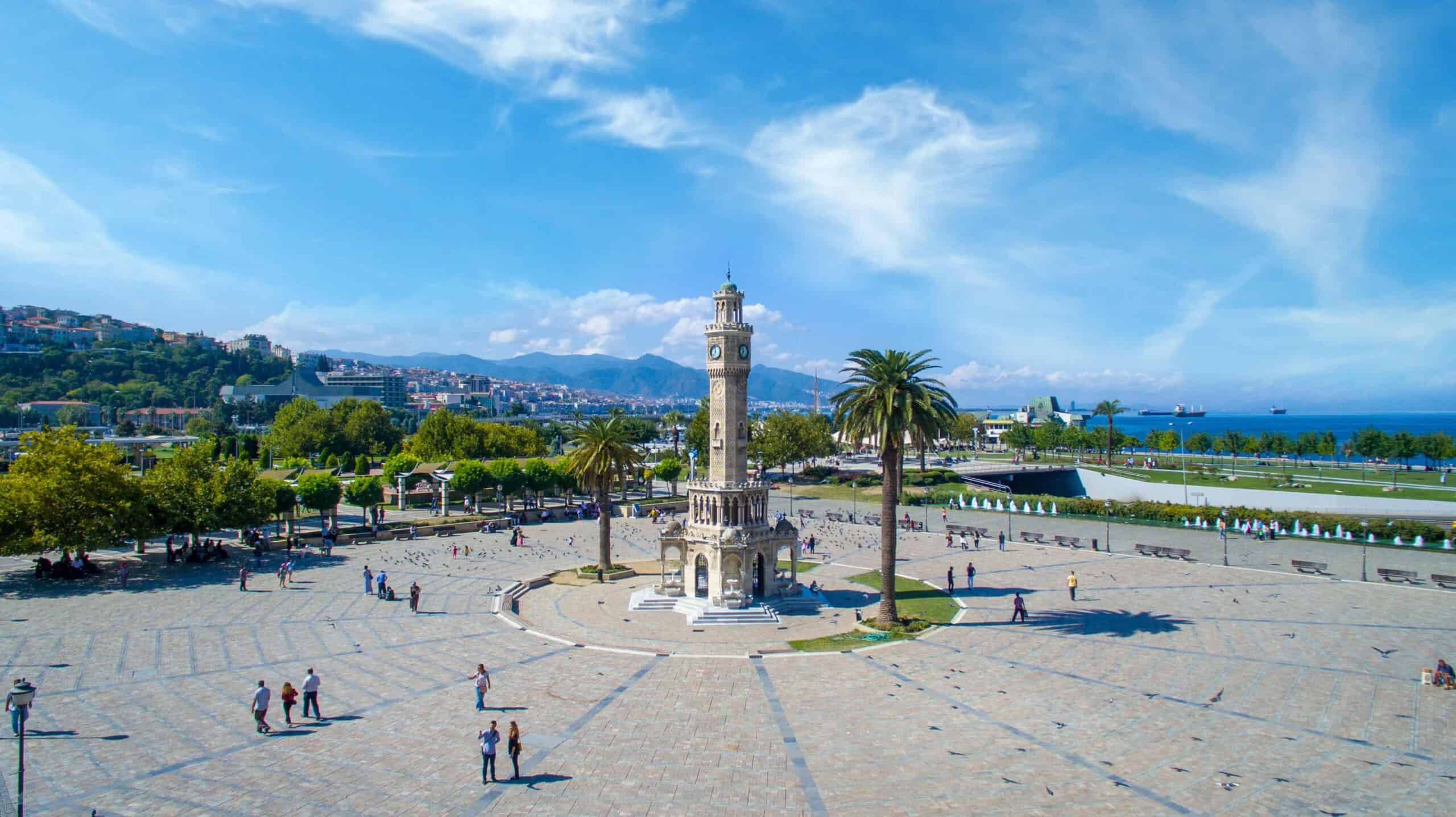Konak Meydanı, Konak 